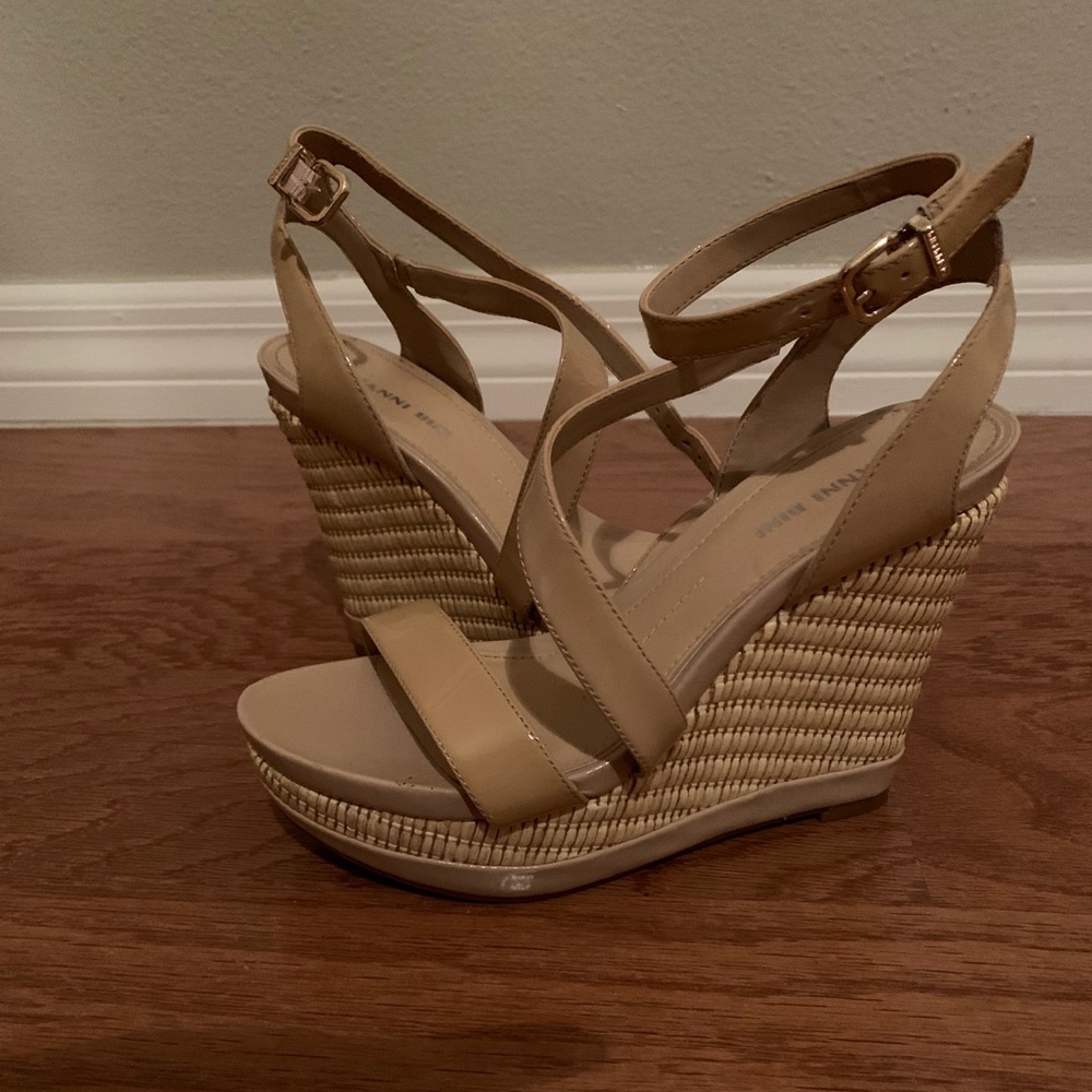 Gianni Bini tan wedge